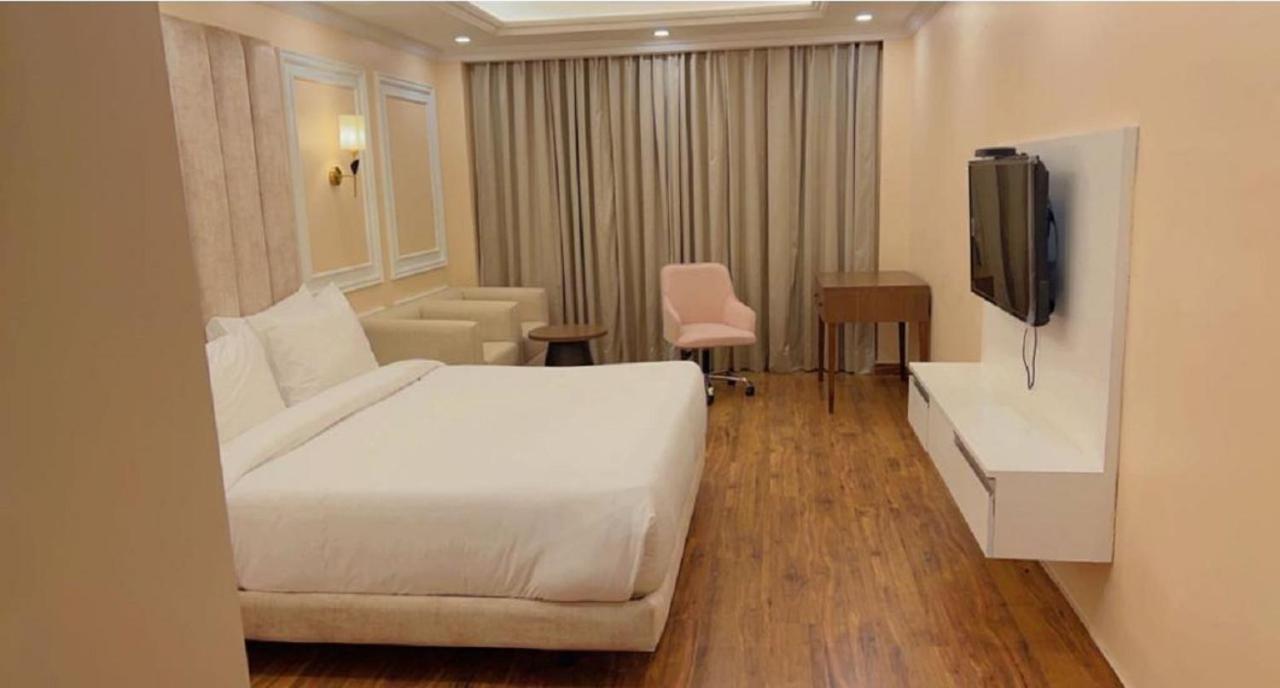 Claret Inn & Suite Hotel 4*