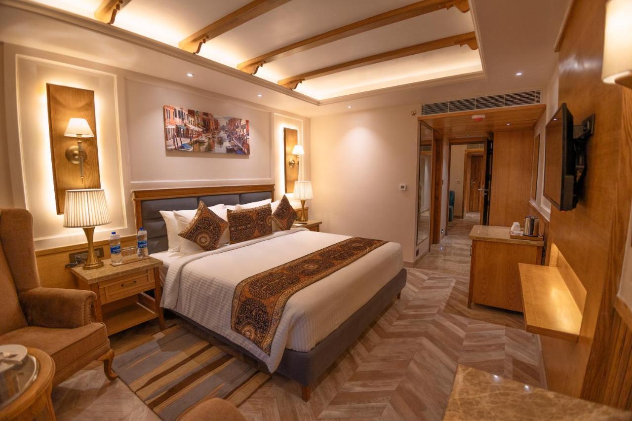 Hotel Presidium Sarovar Premiere 5*
