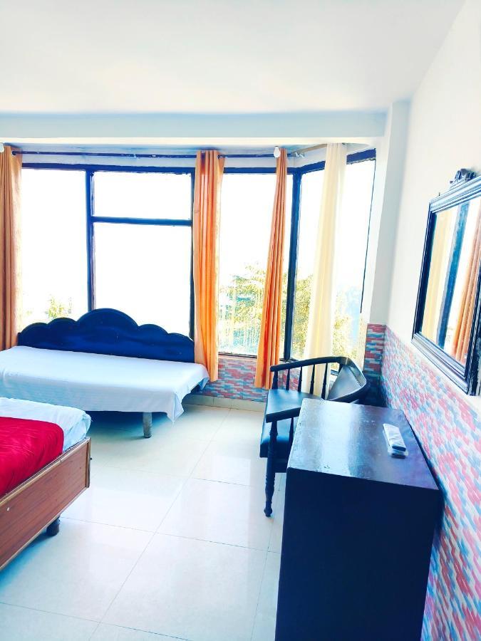 Hotel Holiday - Near Ghandhi Chowk Mall Road