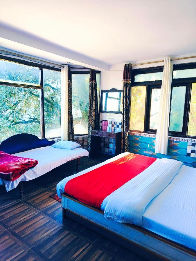 Hotel Holiday - Near Ghandhi Chowk Mall Road