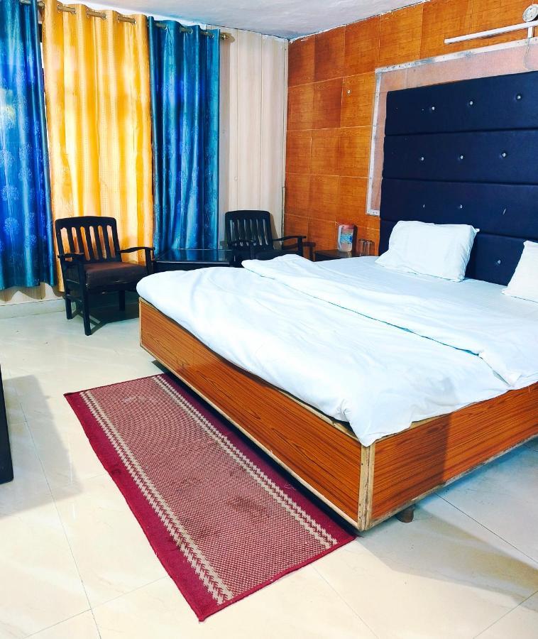 Holiday - Near Ghandhi Chowk Mall Road Hotel