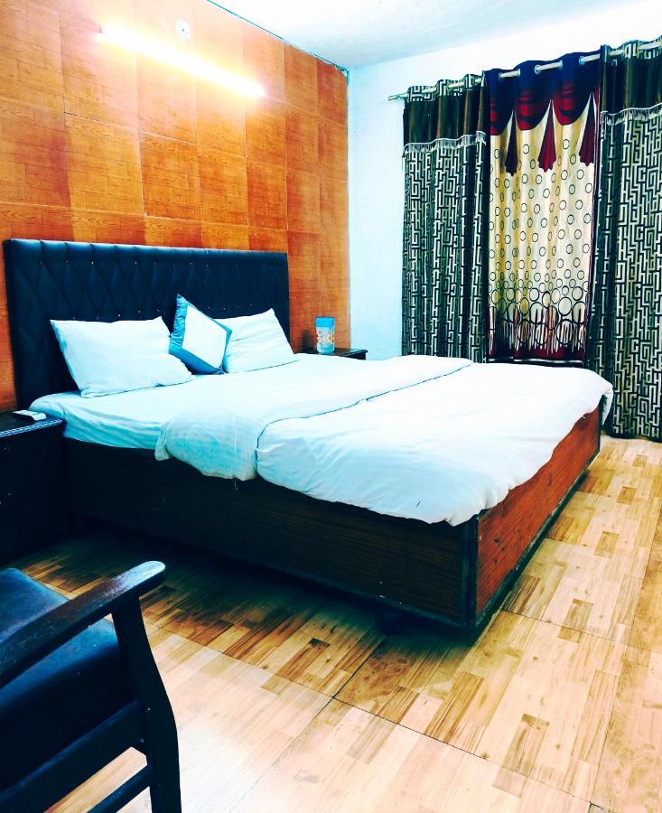 Hotel Holiday - Near Ghandhi Chowk Mall Road Dalhousie