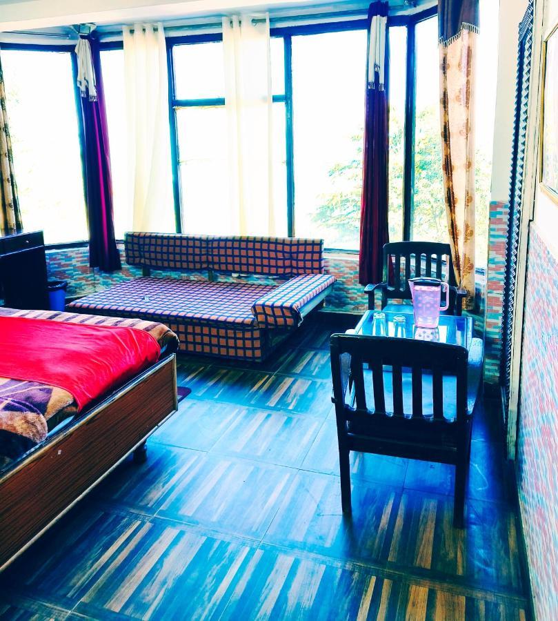 Hotel Holiday - Near Ghandhi Chowk Mall Road 3*