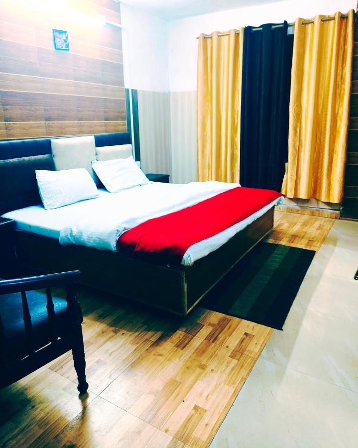Hotel Holiday - Near Ghandhi Chowk Mall Road 3*