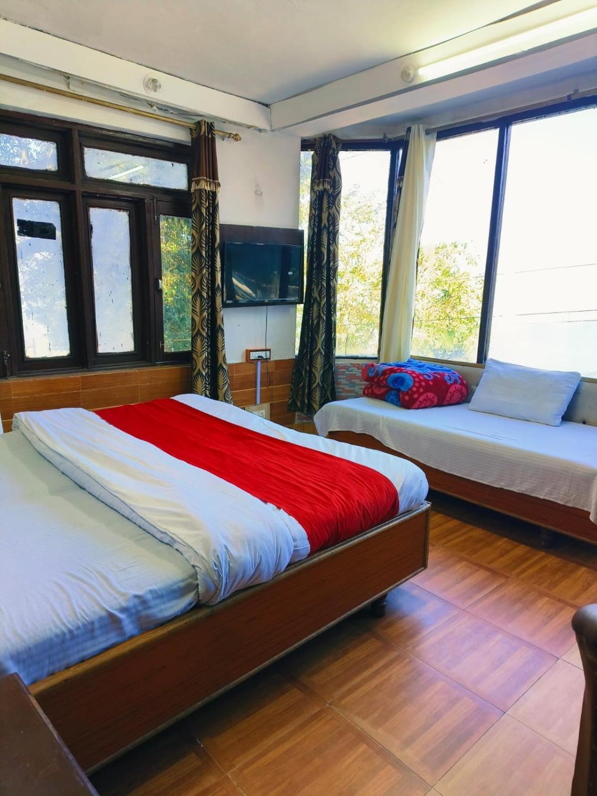 Hotel Holiday - Near Ghandhi Chowk Mall Road 3*