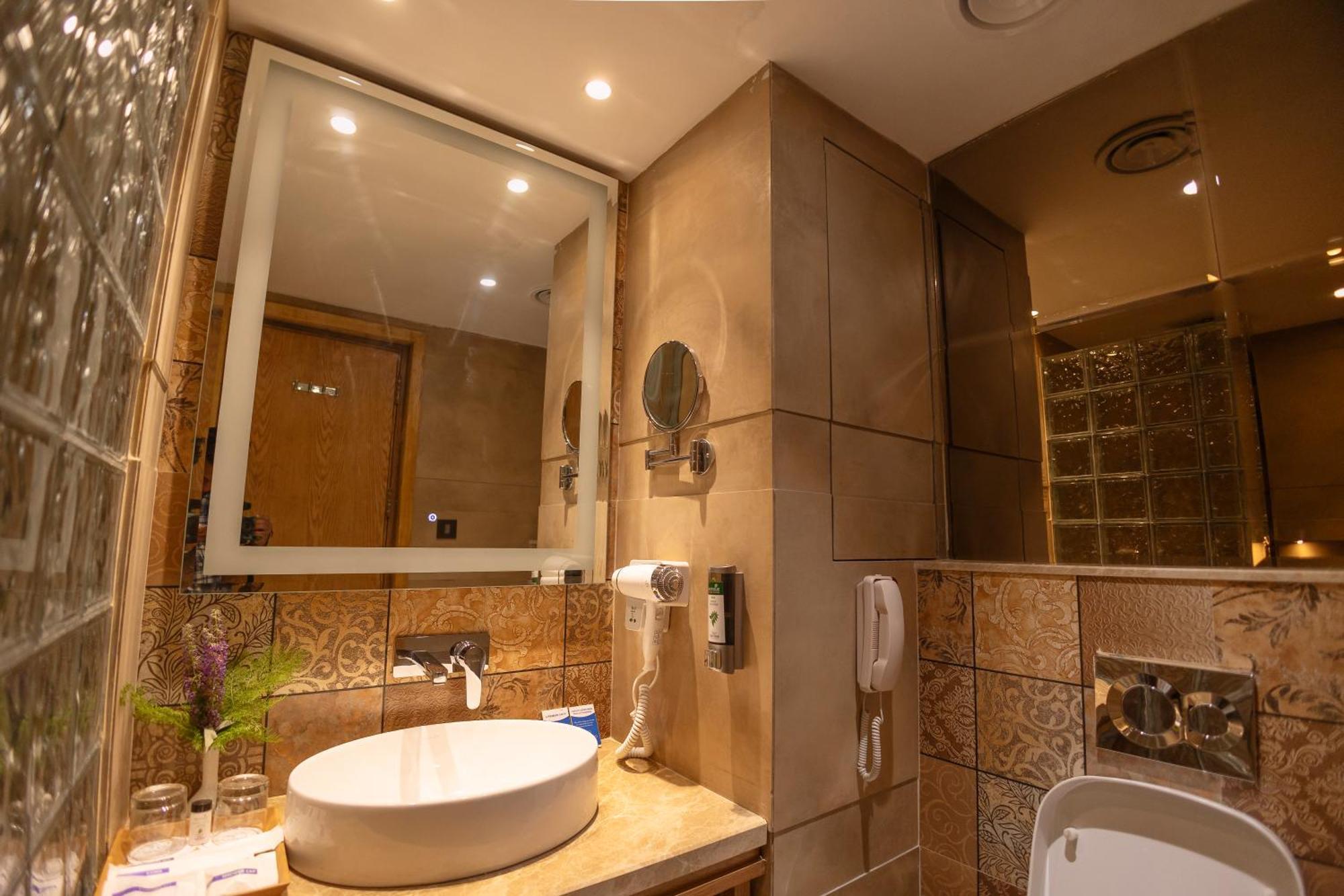 Hotel Presidium Sarovar Premiere 5*