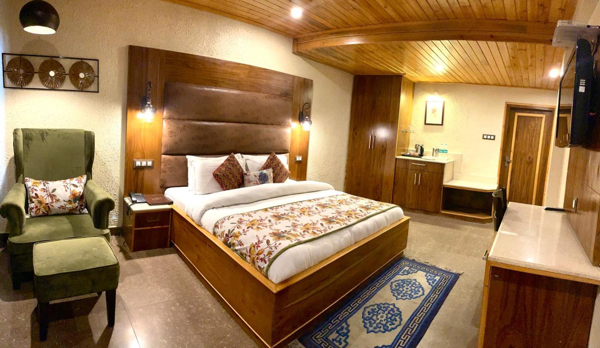 Hotel Mongas & 4*