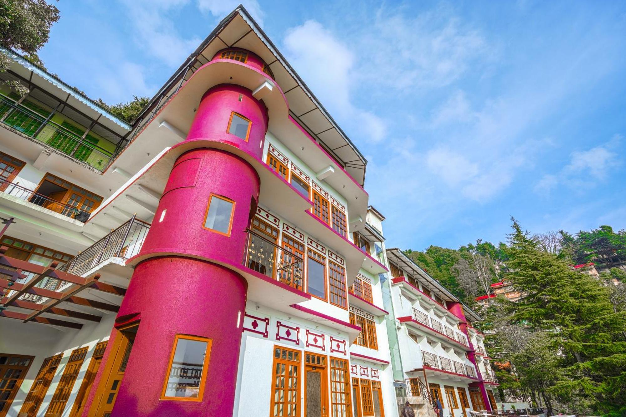 Hotel Pax Ark 150 Meters From Mall Road 3*