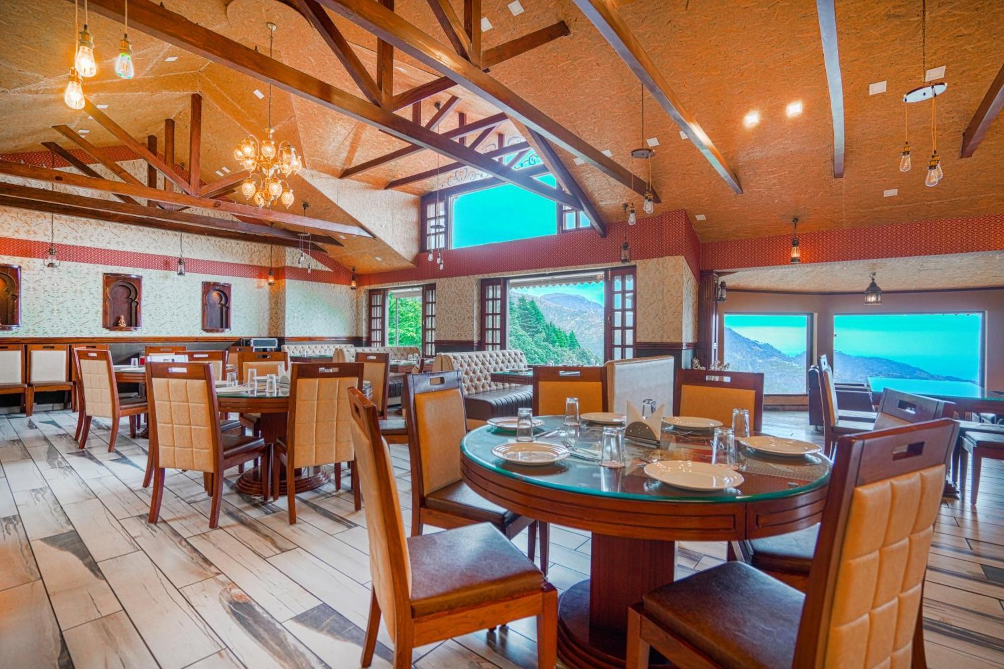 Pax Ark 150 Meters From Mall Road