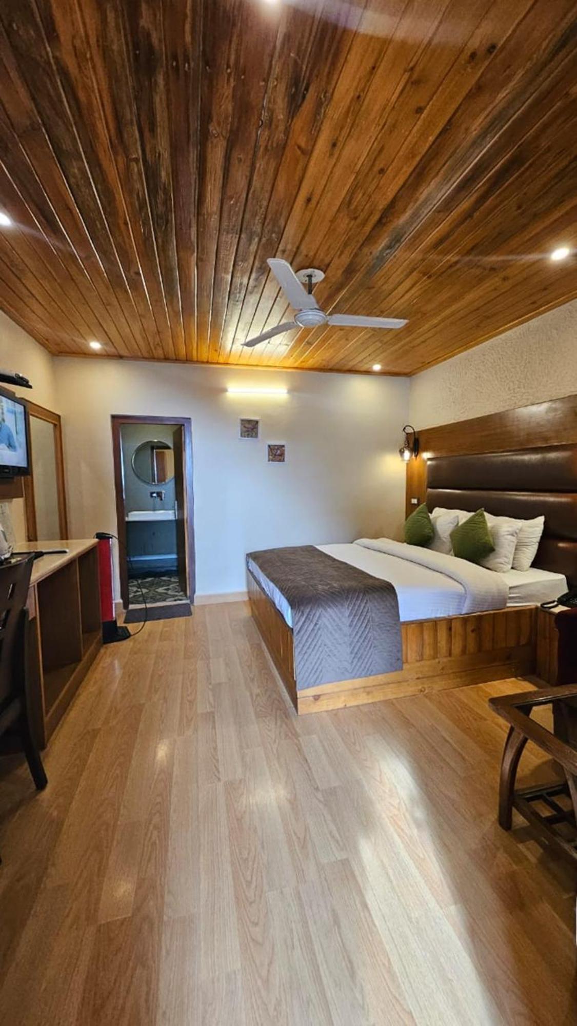 Mongas & 4* Dalhousie