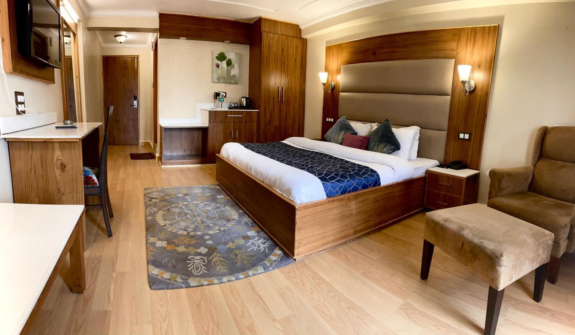 Hotel Mongas & 4*