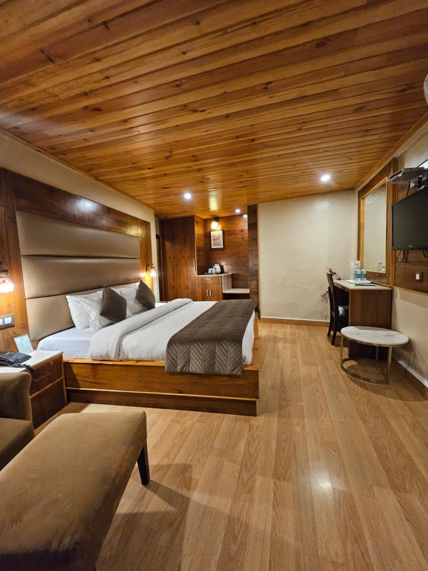 Mongas & Hotel Dalhousie