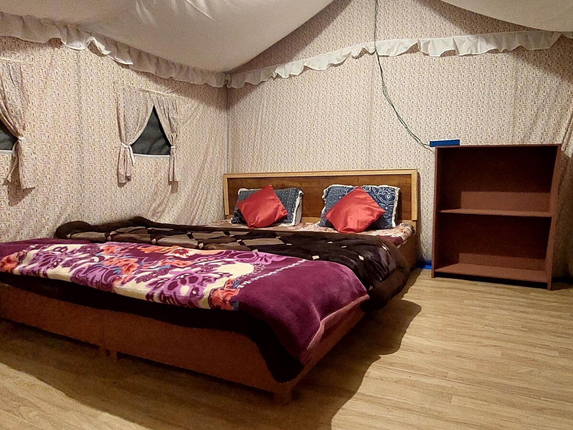 Bed & Breakfast Nomadic - & The Adventure Cafe *