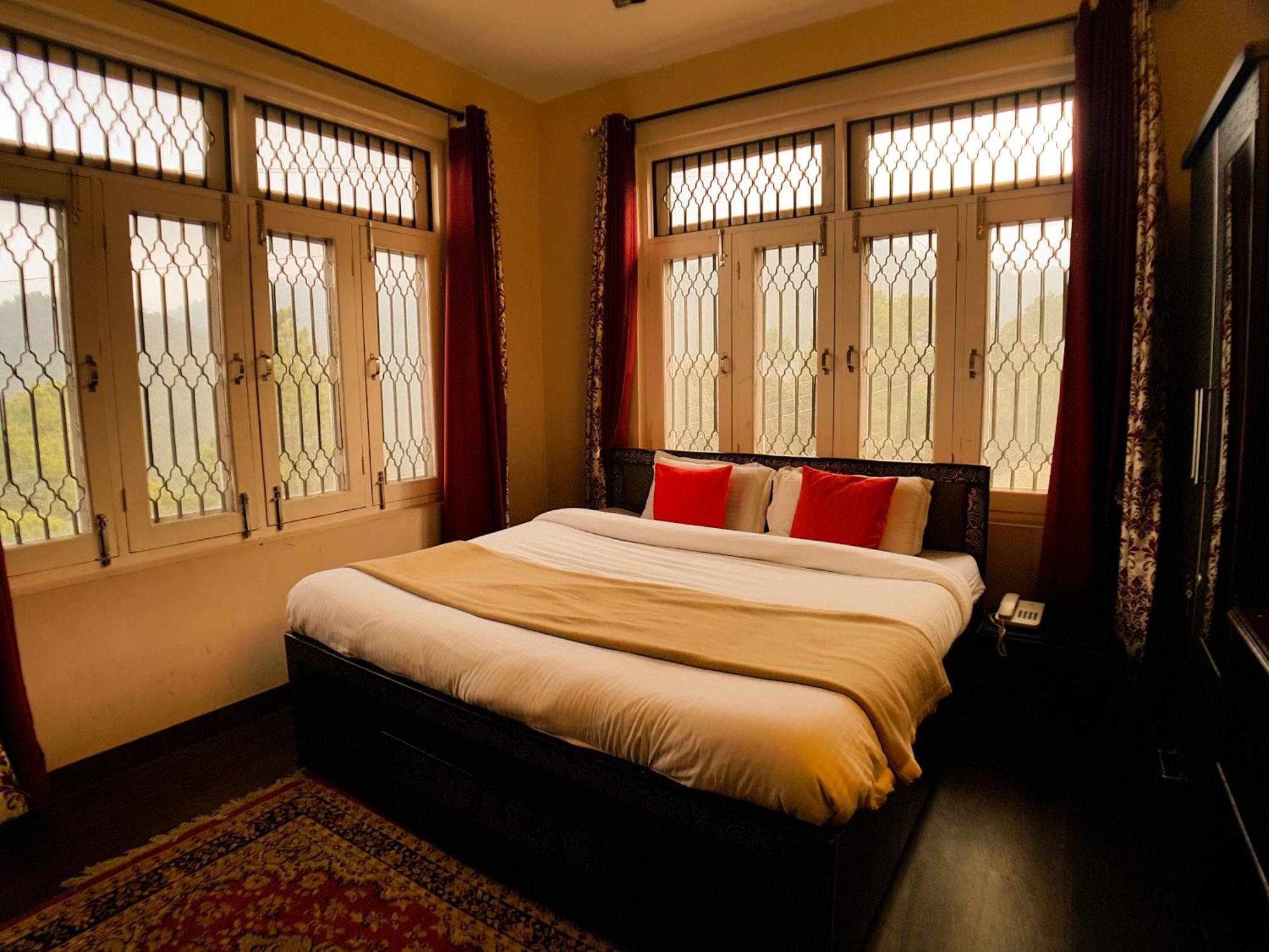 Cozy Nook Hotel 2*