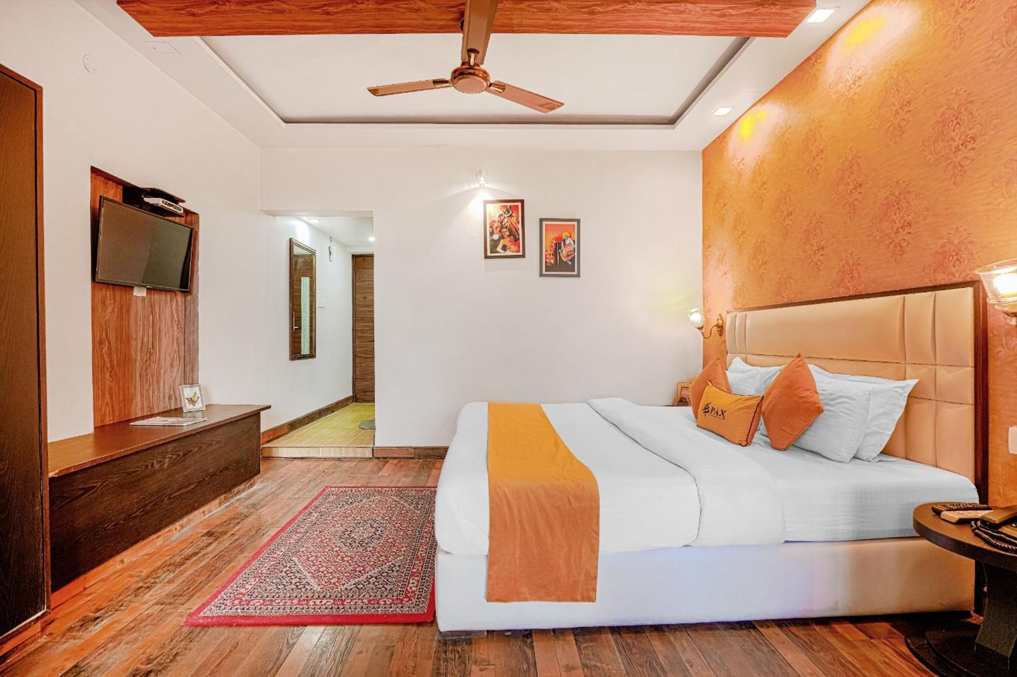 Pax Ark 150 Meters From Mall Road