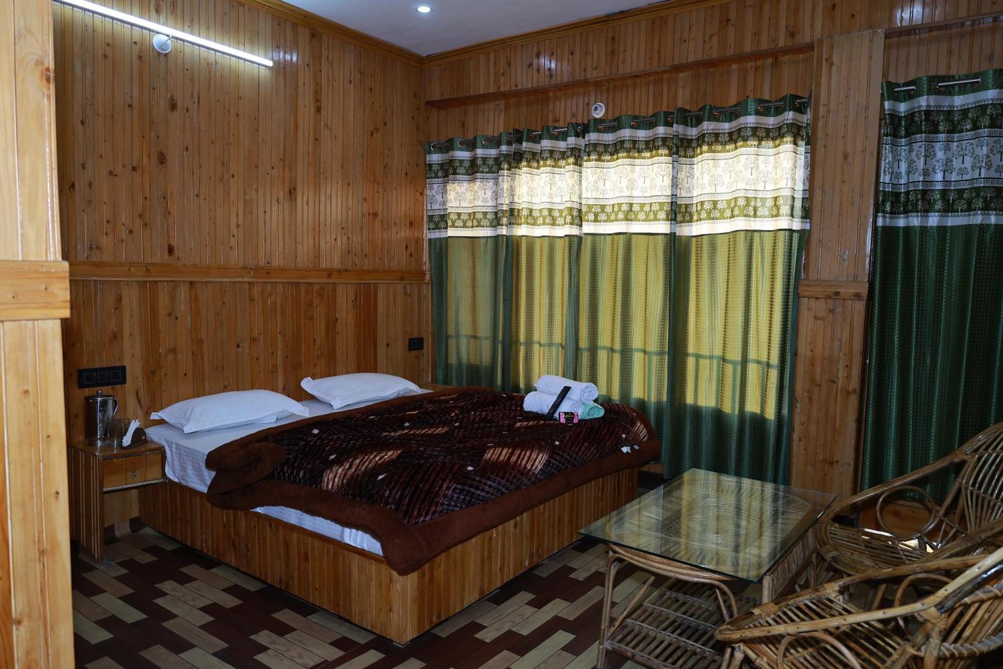 Sunset Lagoon Homestay *