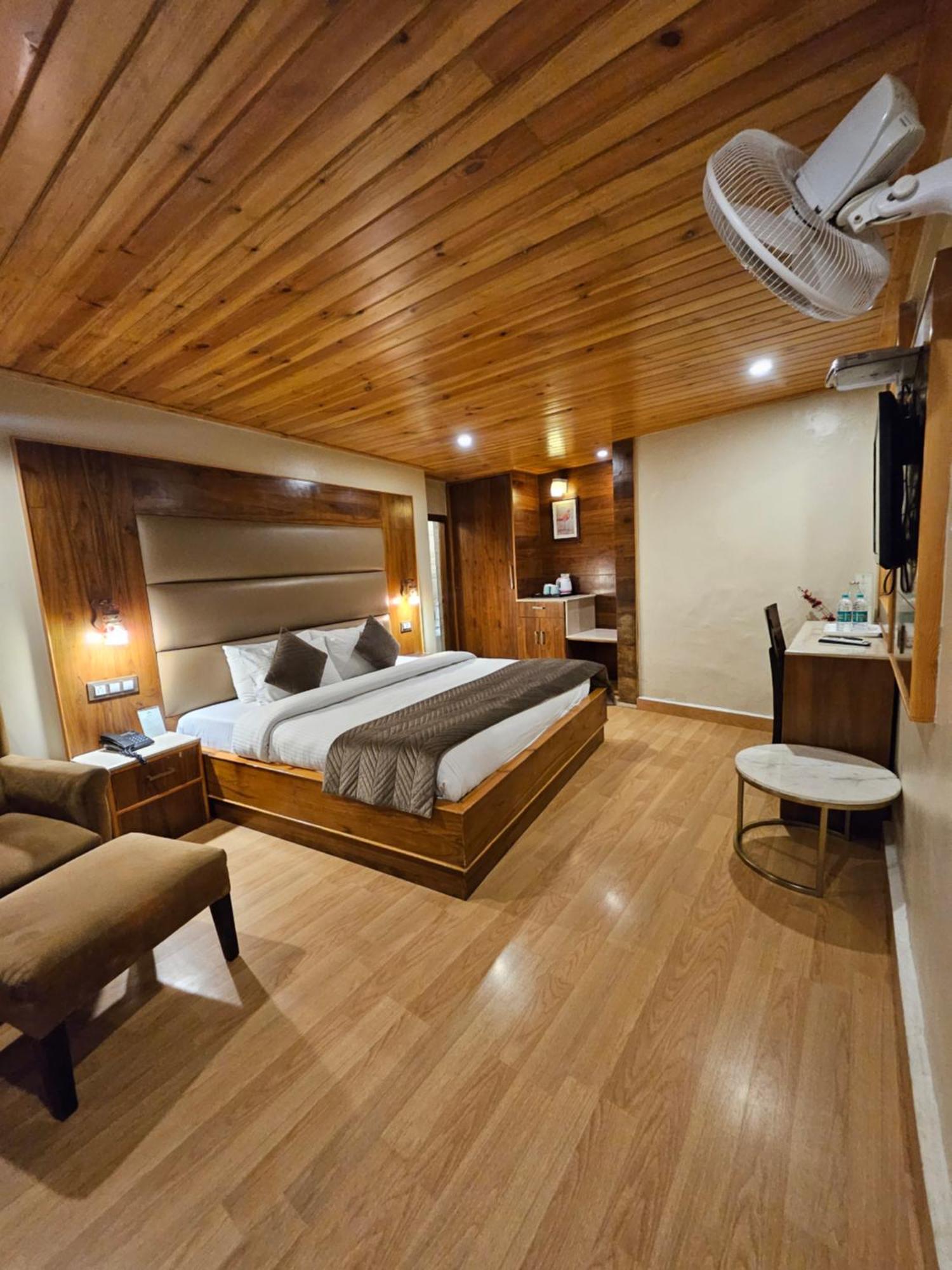 Hotel Mongas & 4*