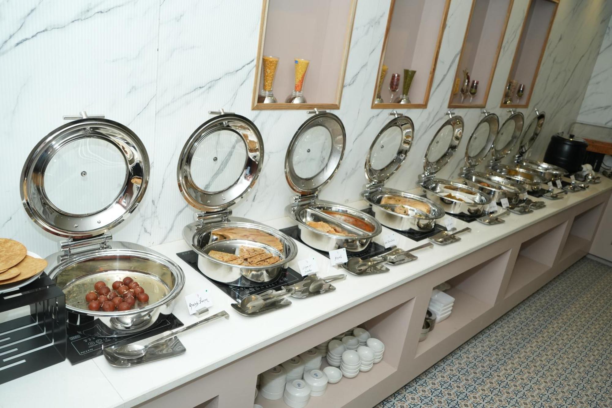 Regenta Place At Mall Road Hotel 4*