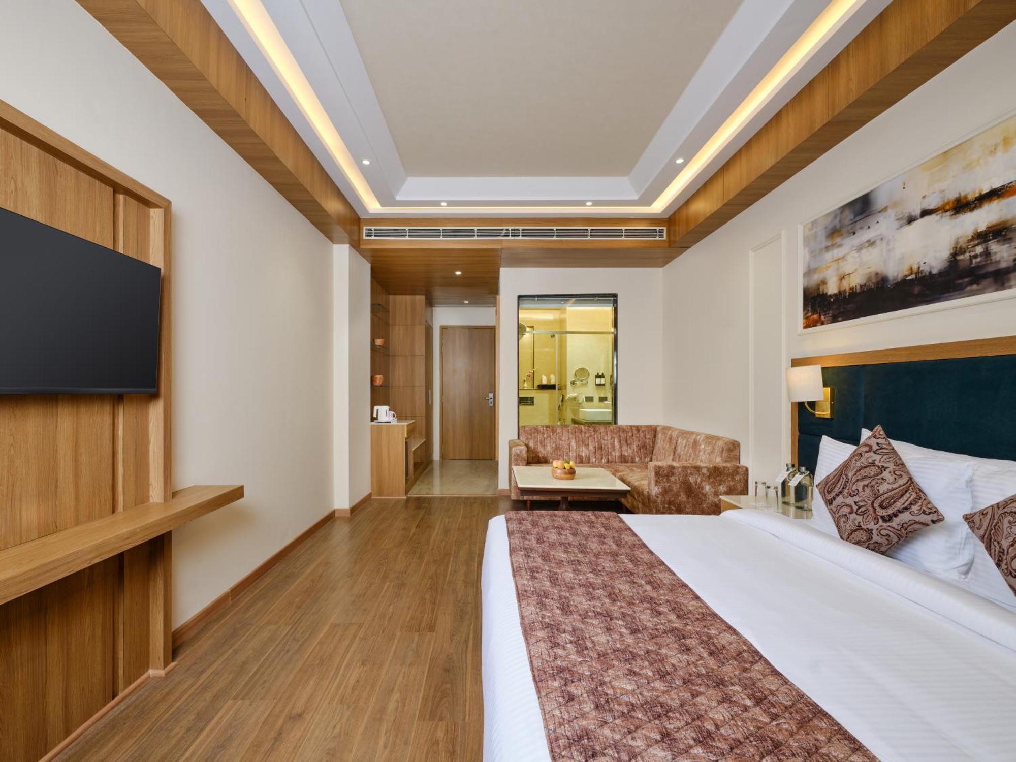 Regenta Place At Mall Road Hotel 4*
