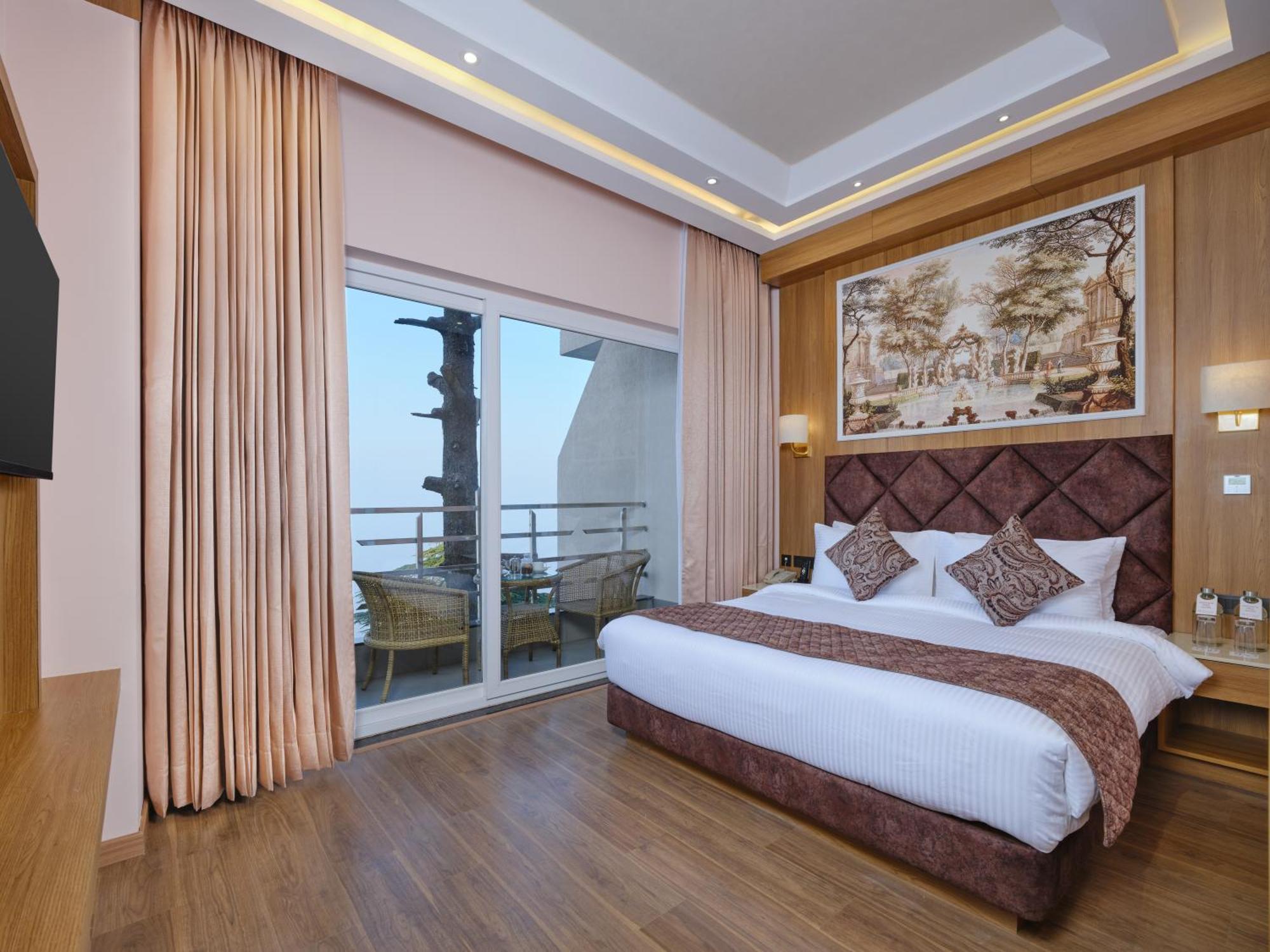 Hotel Regenta Place At Mall Road 4*