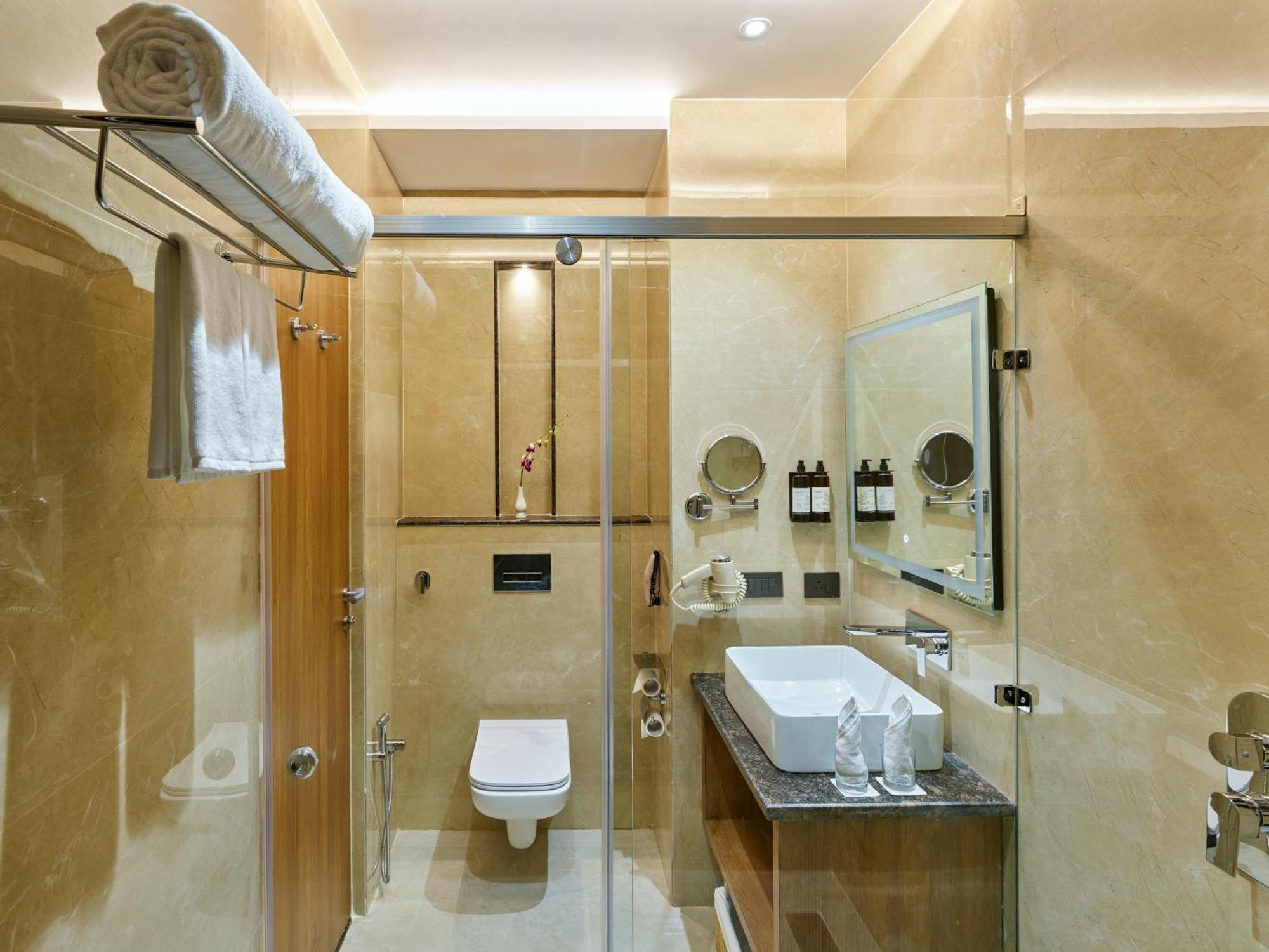 Regenta Place At Mall Road 4*