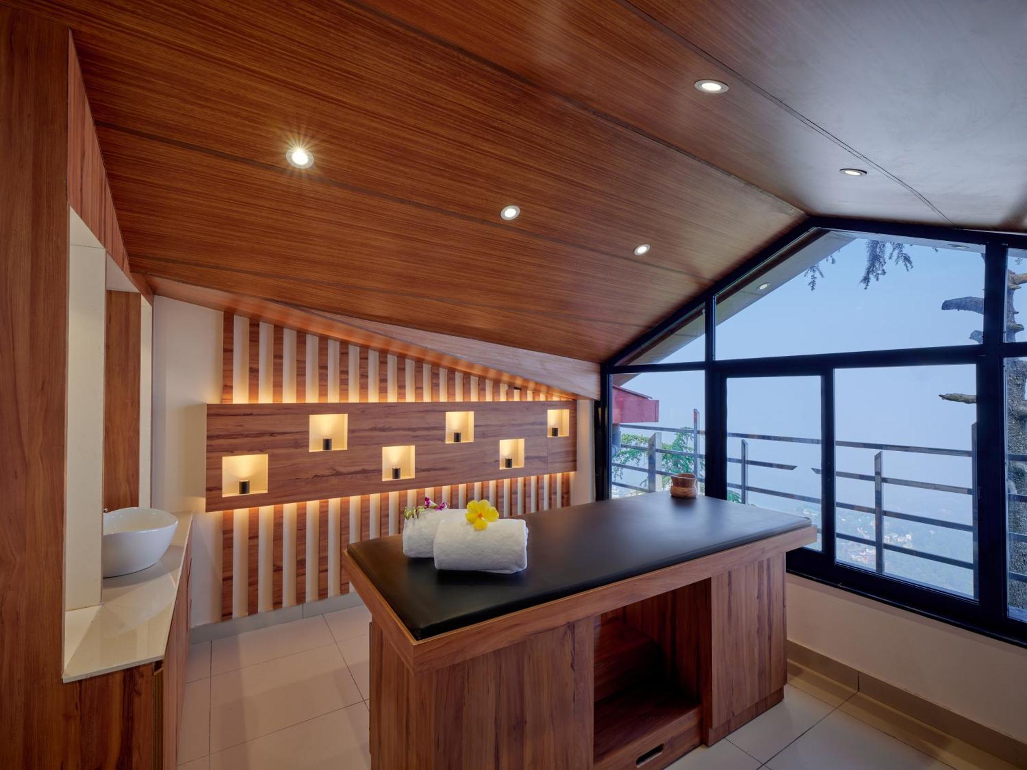Regenta Place At Mall Road Hotel 4*