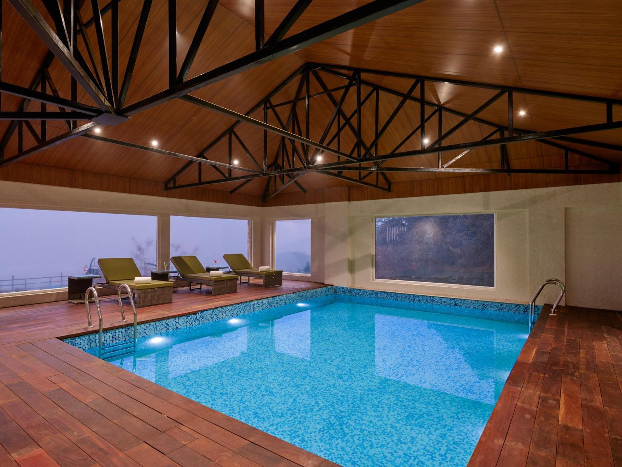 Hotel Regenta Place At Mall Road 4*