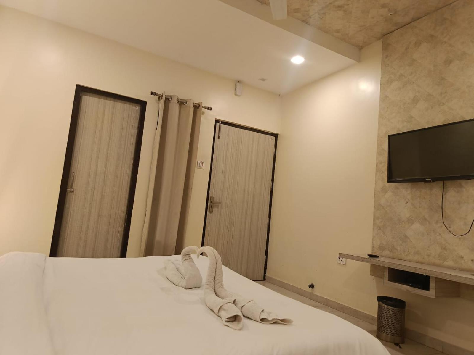 The White Orchid 3*