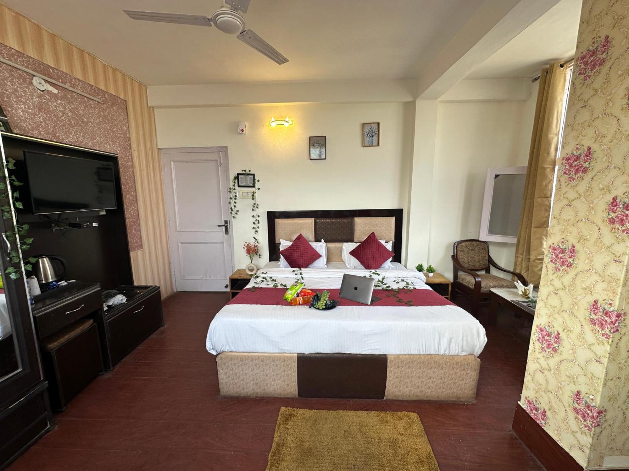Punjabi Junction #manage By Eagle Group Dalhousie