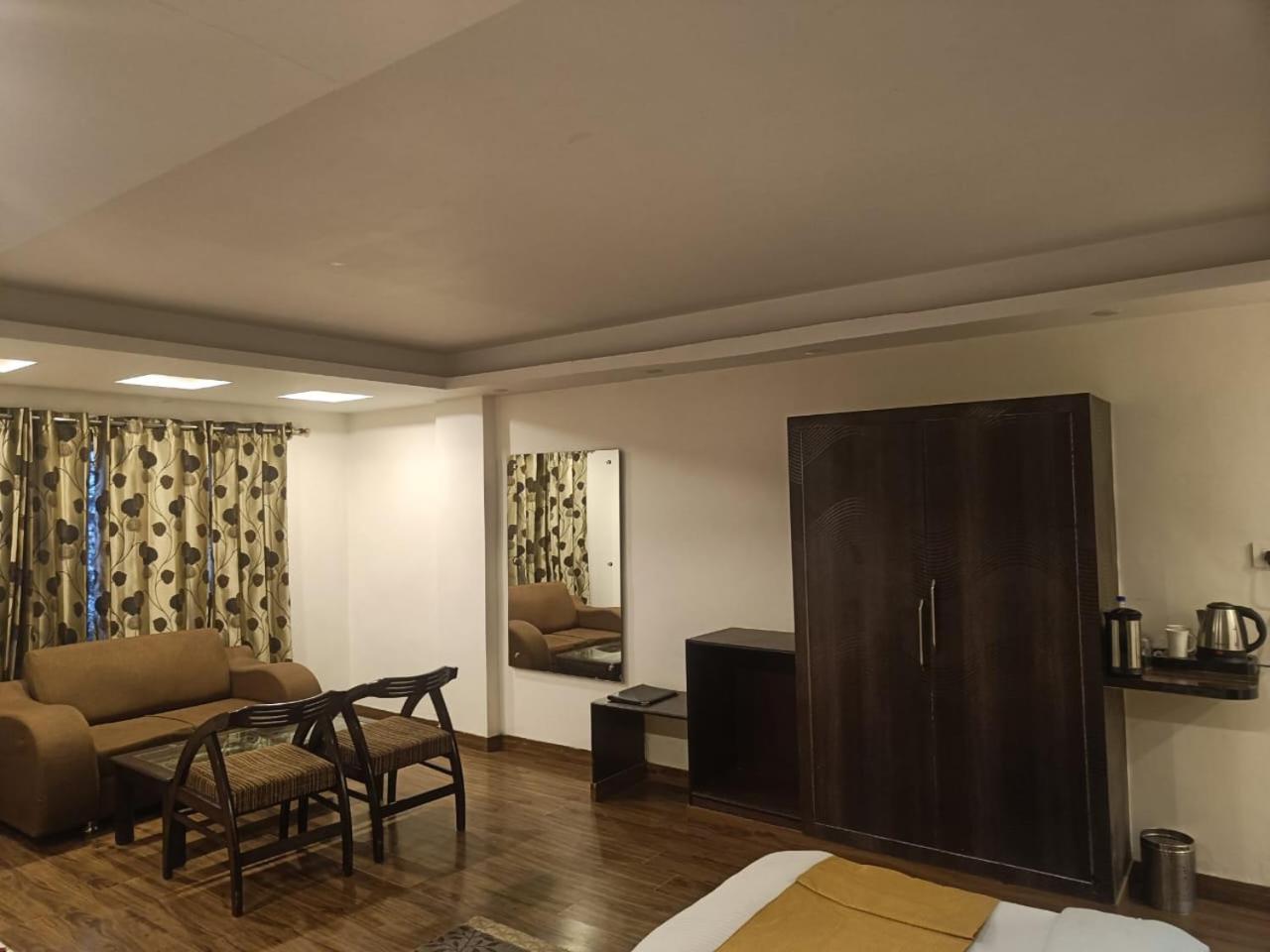 Satnam Grand !! Main Highway ! Balcony ! Parking Space ! Mountain View Hotel