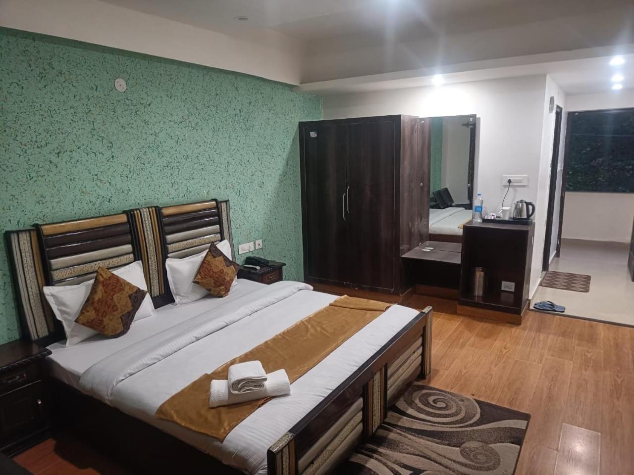 Satnam Grand !! Main Highway ! Balcony ! Parking Space ! Mountain View 4*