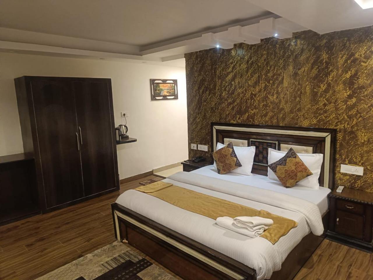 Hotel Satnam Grand !! Main Highway ! Balcony ! Parking Space ! Mountain View Dalhousie