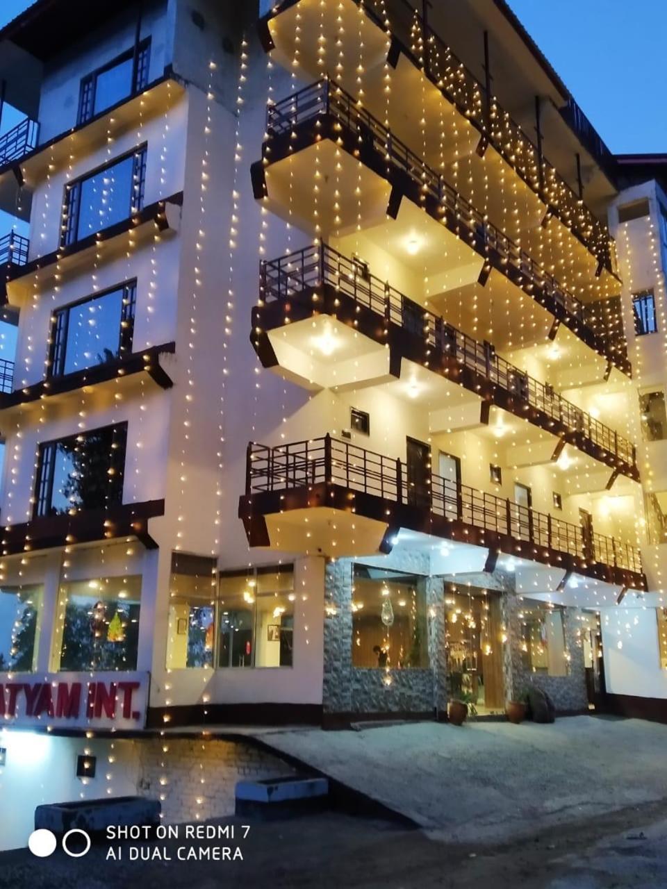Satnam Grand !! Main Highway ! Balcony ! Parking Space ! Mountain View Hotel 4*
