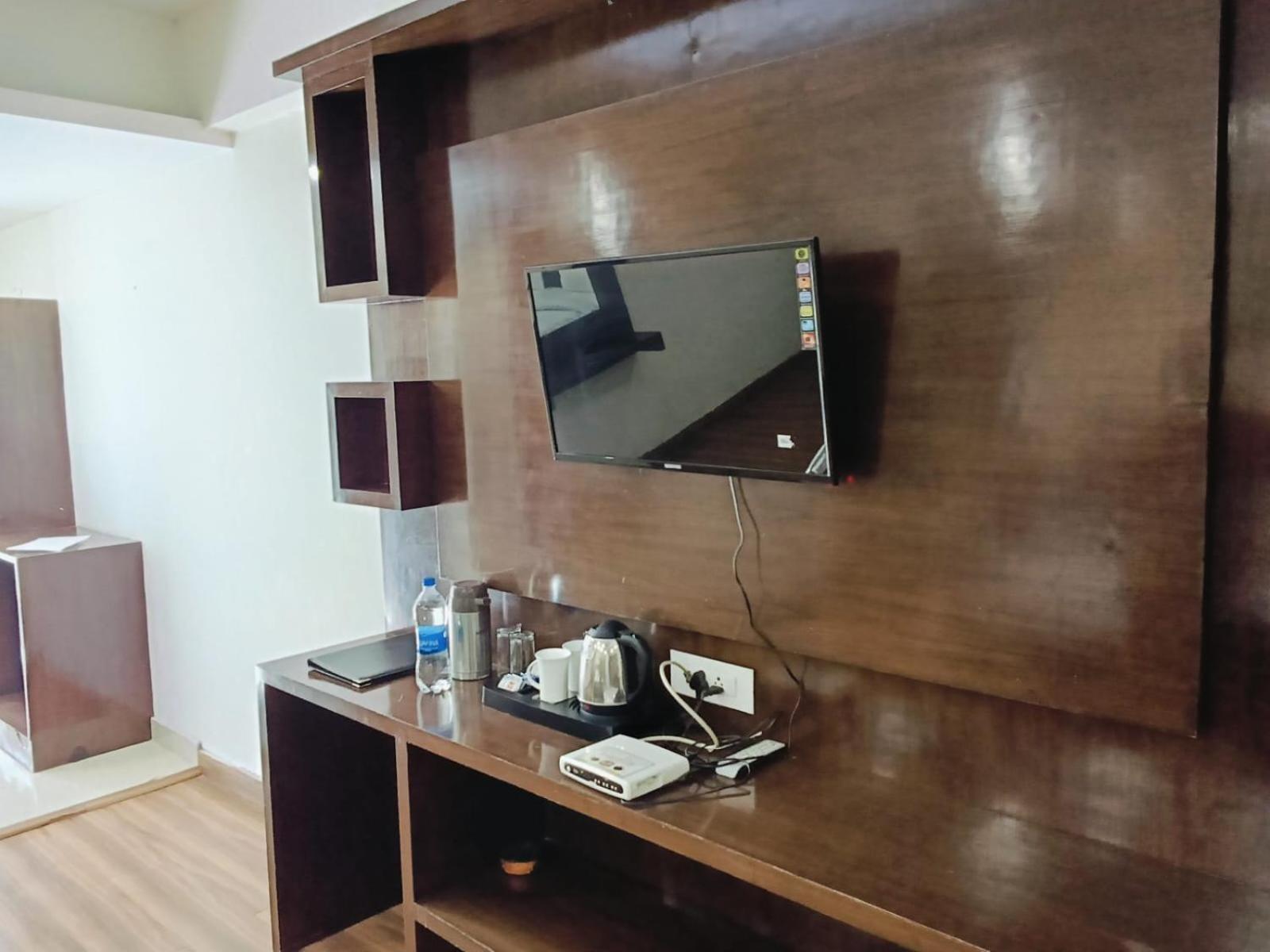 Satnam Grand !! Main Highway ! Balcony ! Parking Space ! Mountain View Dalhousie