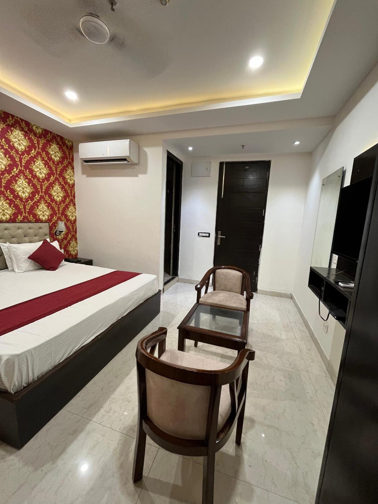Satnam Grand !! Main Highway ! Balcony ! Parking Space ! Mountain View Dalhousie