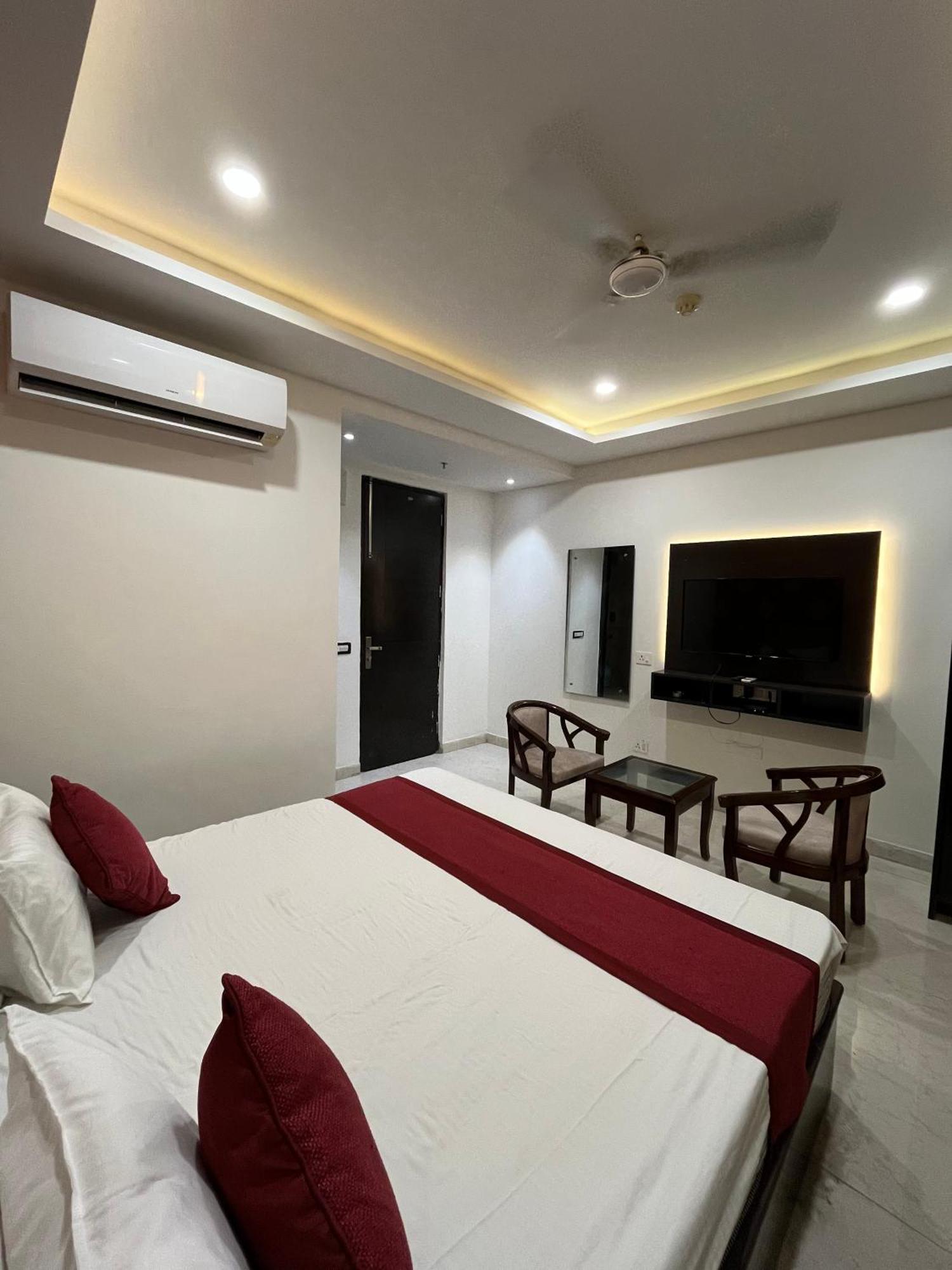 Satnam Grand !! Main Highway ! Balcony ! Parking Space ! Mountain View Hotel 4*