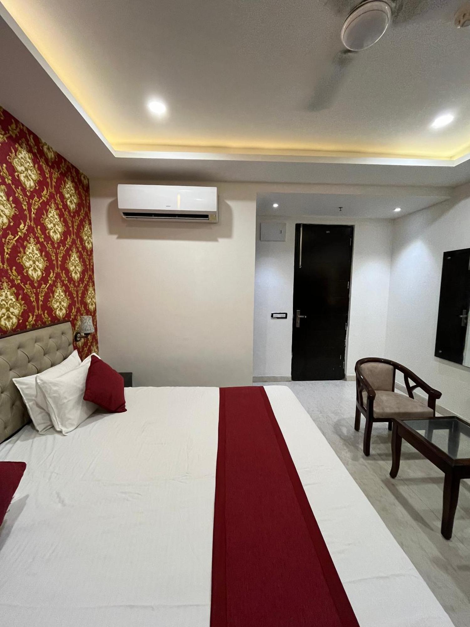 Satnam Grand !! Main Highway ! Balcony ! Parking Space ! Mountain View Hotel