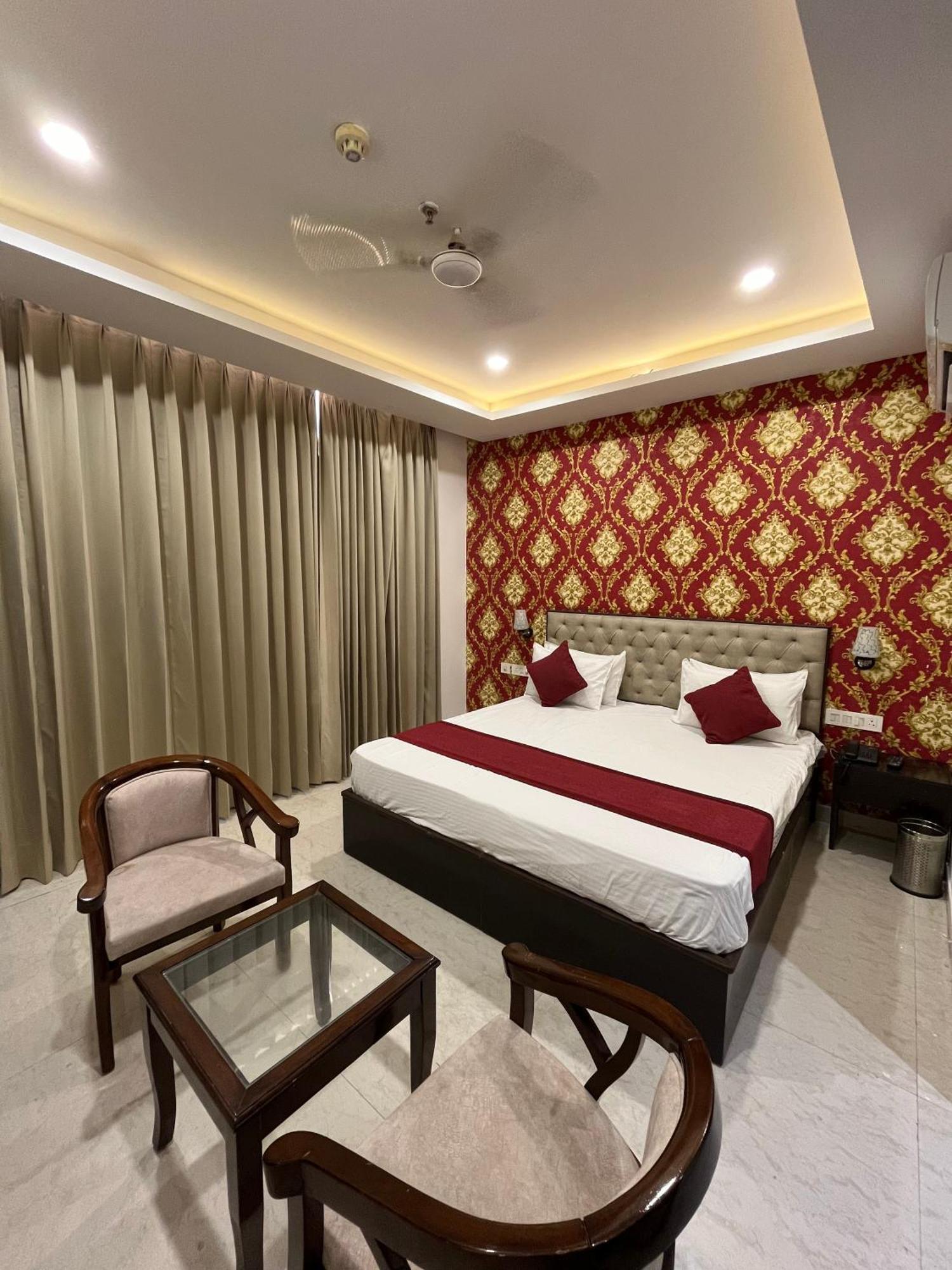 Hotel Satnam Grand !! Main Highway ! Balcony ! Parking Space ! Mountain View