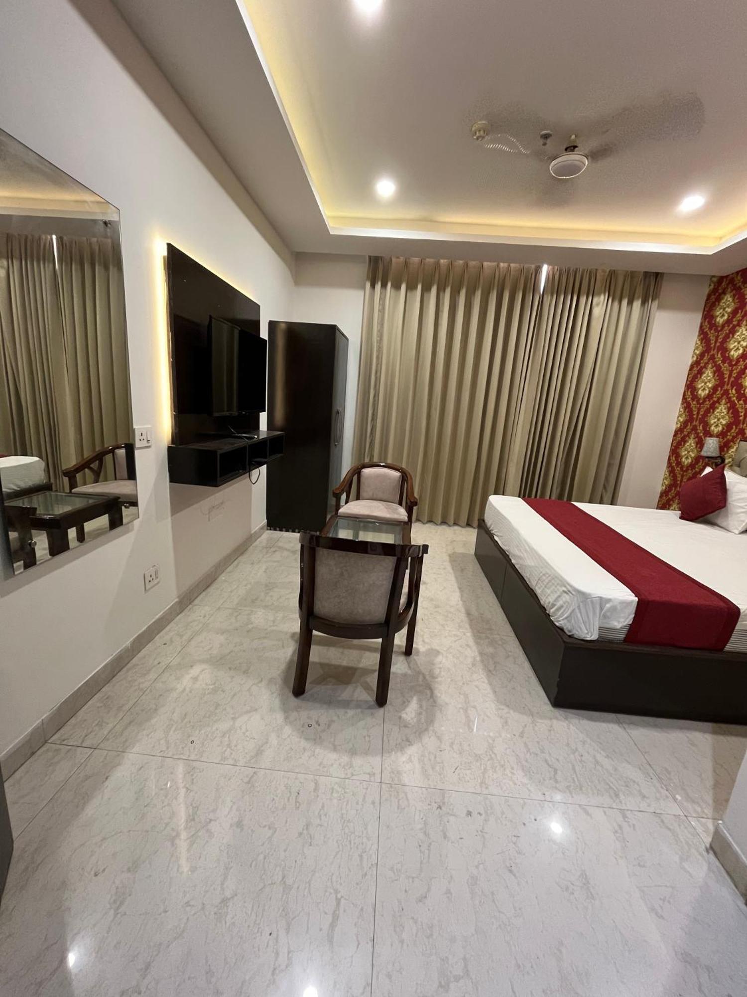 Satnam Grand !! Main Highway ! Balcony ! Parking Space ! Mountain View Hotel 4*