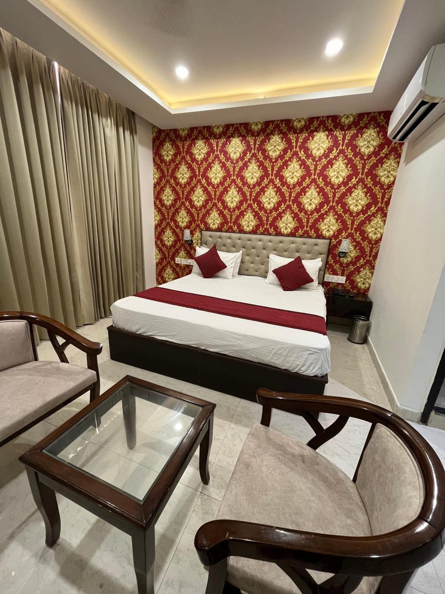 Satnam Grand !! Main Highway ! Balcony ! Parking Space ! Mountain View 4*