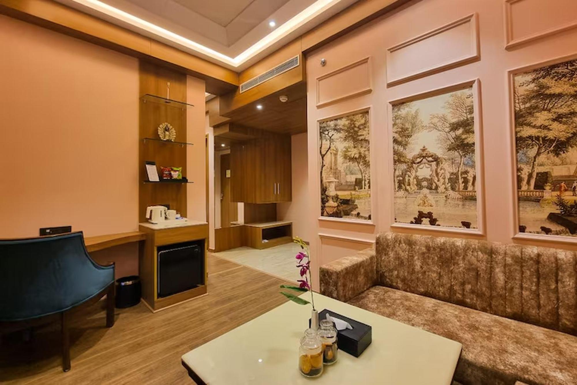 Hotel Regenta Place At Mall Road