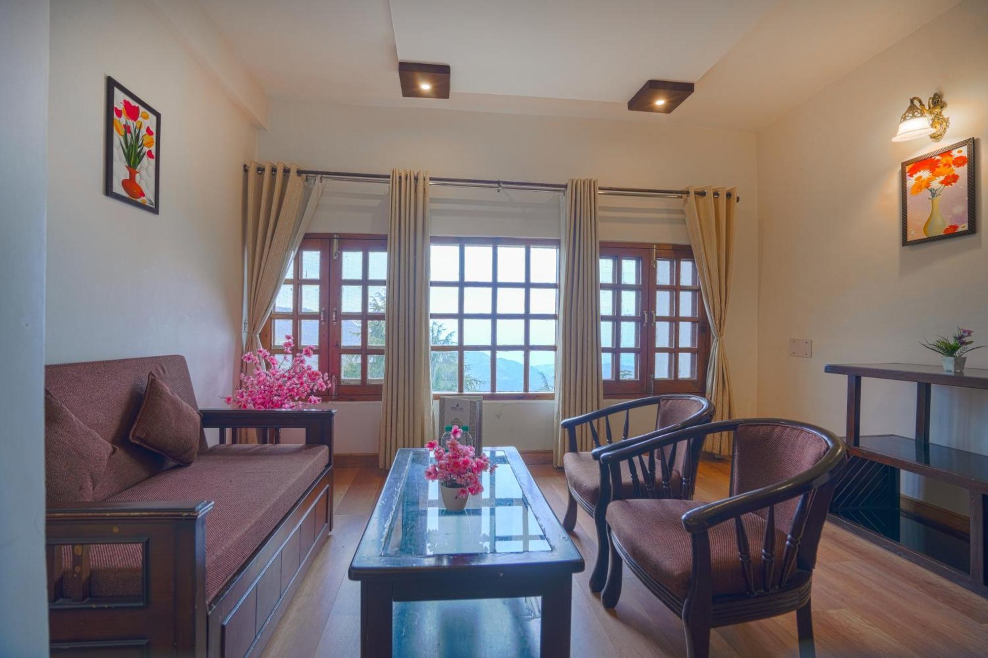 Hotel Pax Ark 150 Meters From Mall Road