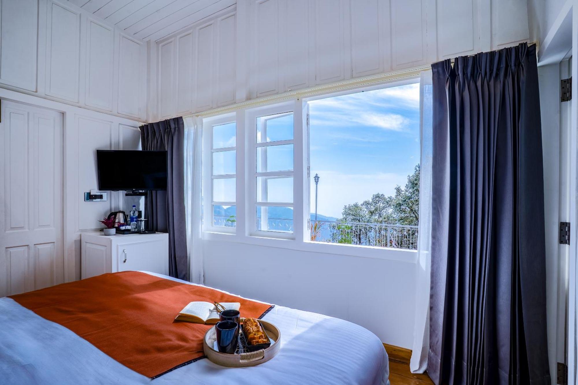 Crags Hotel
