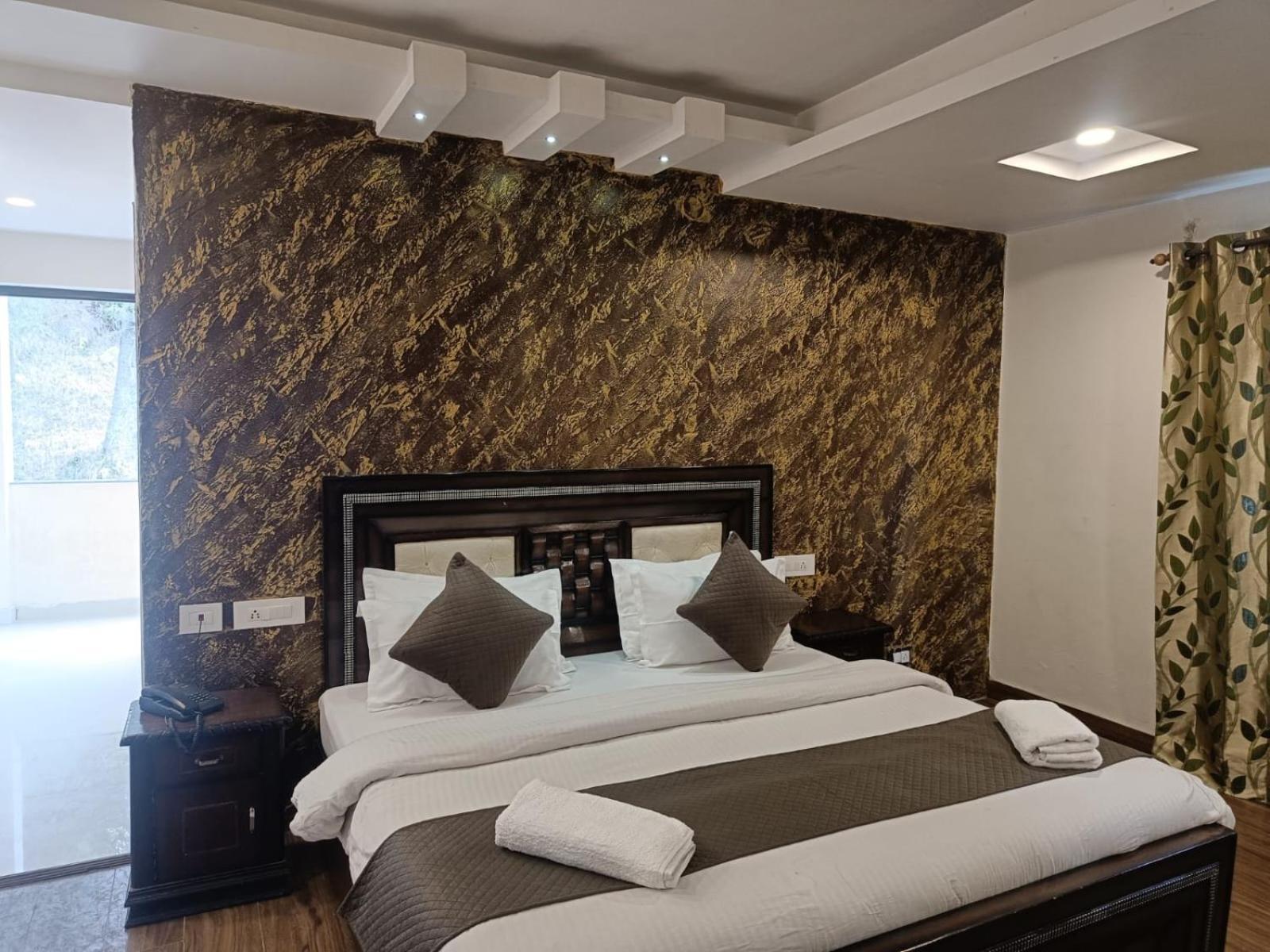 Satnam Grand !! Main Highway ! Balcony ! Parking Space ! Mountain View Hotel 4*