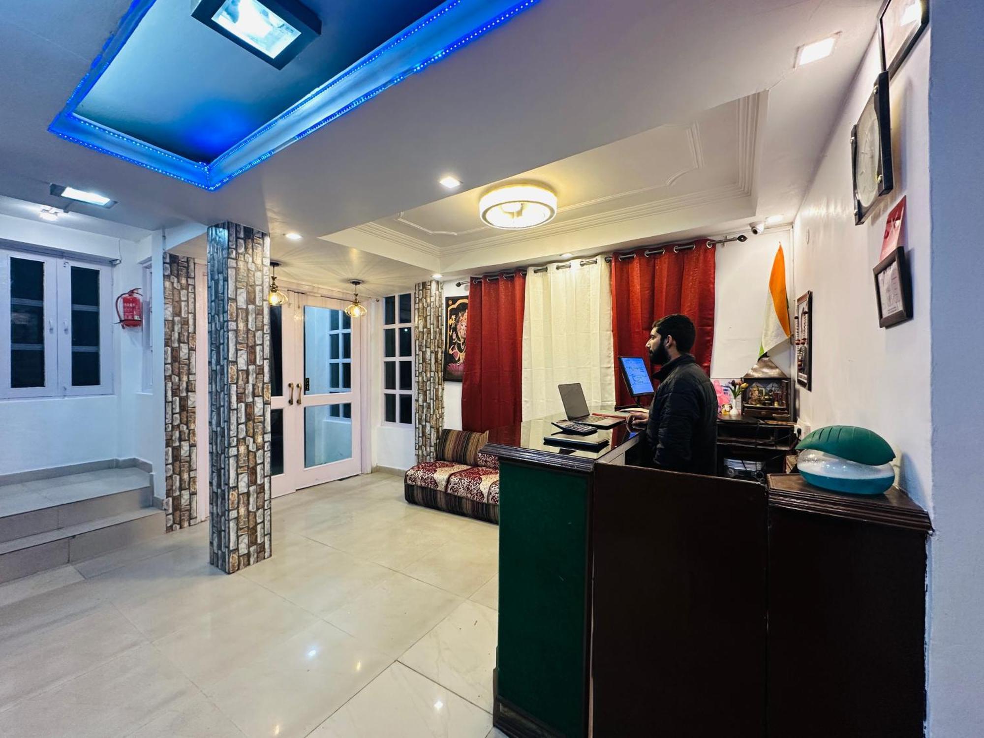 Hotel Western Nest International