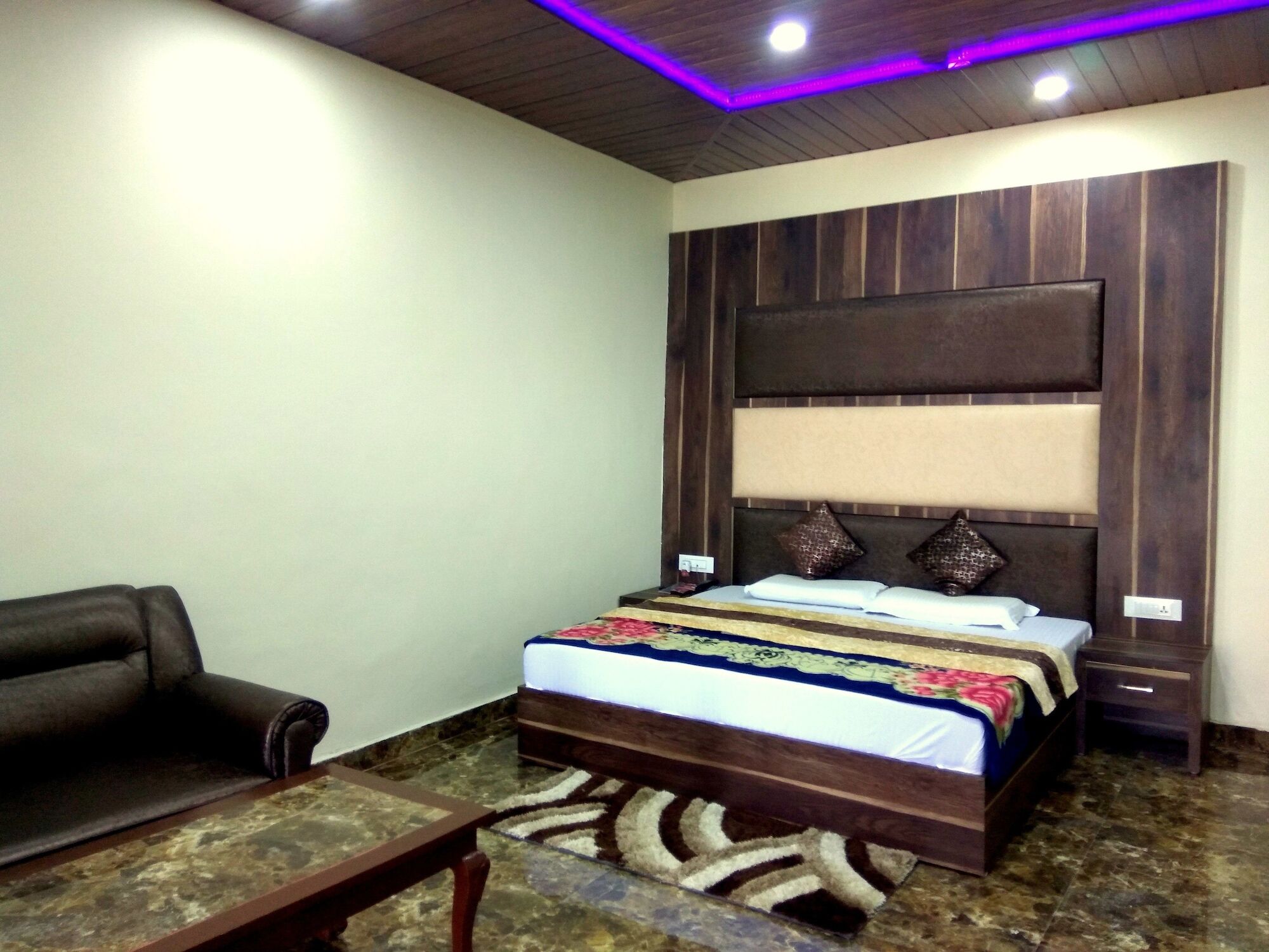 Himdhara, Hotel 3*