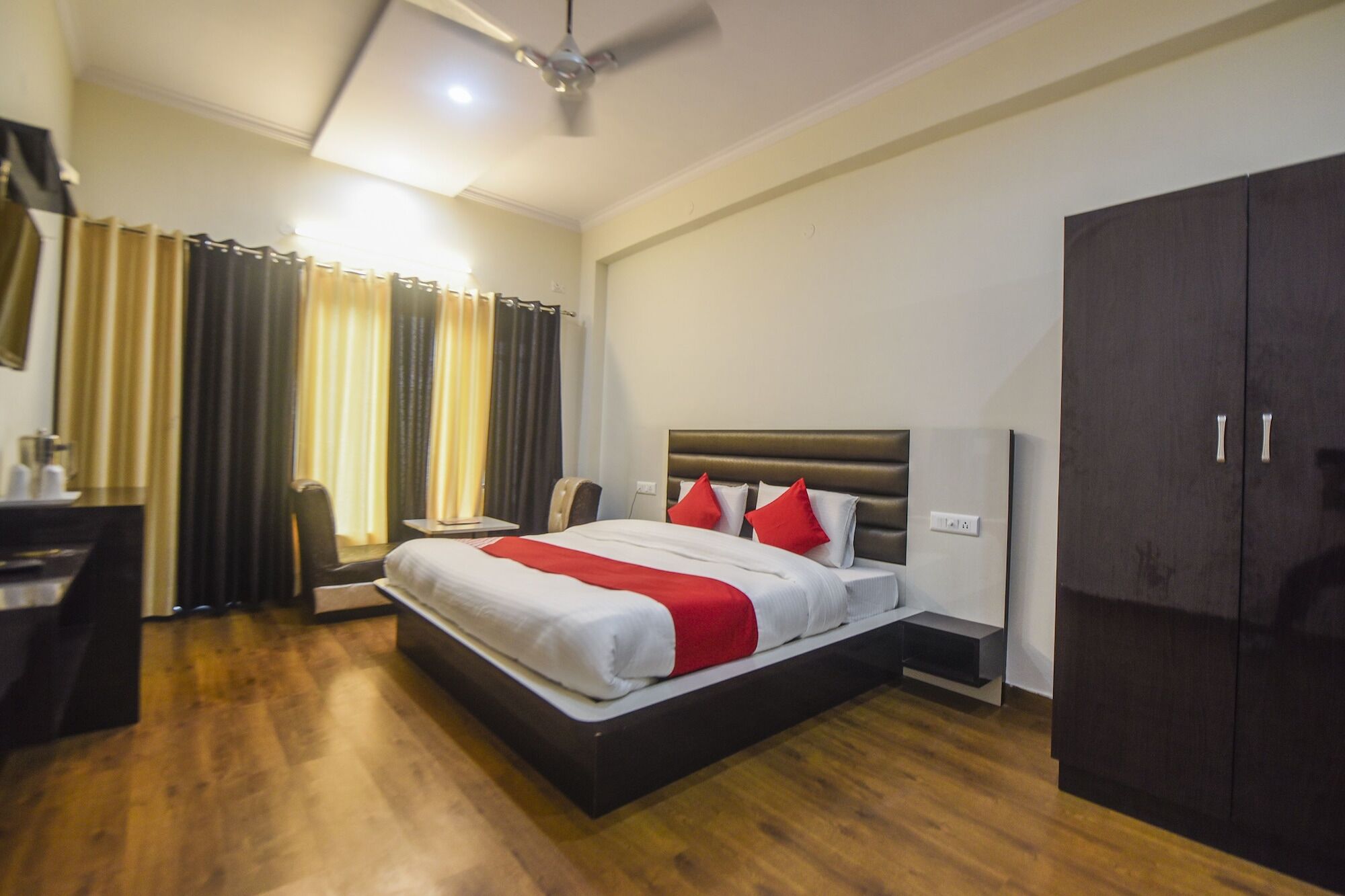 Oyo 15428 Grand Hills 3*